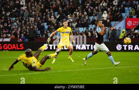 Justin Devenny de Crystal Palace (au centre) marque le deuxième but de son équipe lors du premier League match à Villa Park, Birmingham. Date de la photo : samedi 23 novembre 2024. Banque D'Images