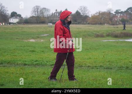 Londres, Royaume-Uni. 23 novembre 2024 les marcheurs de Wimbledon Common, au sud-ouest de Londres, brassent les conditions humides et venteuses alors que la tempête Bert frappe le Royaume-Uni. Le bureau met a placé des avertissements météorologiques pour le vent, la pluie et la neige à travers certaines parties du Royaume-Uni avec des rafales de vent atteignant 70mph crédit . Amer Ghazzal/Alamy Live News Banque D'Images