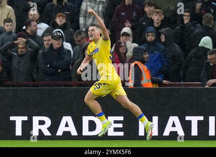 Justin Devenny de Crystal Palace célèbre avoir marqué le deuxième but de son équipe lors du premier League match à Villa Park, Birmingham. Date de la photo : samedi 23 novembre 2024. Banque D'Images