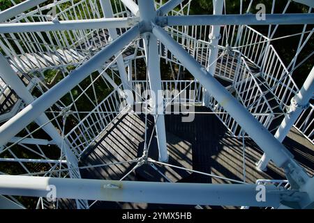 Yangyang, Corée du Sud - 3 novembre 2024 : regarder vers le bas à travers le cadre métallique complexe et les escaliers de l'Observatoire de montagne Jukdo, Showcasin Banque D'Images