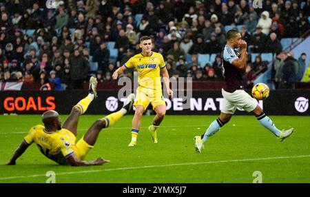 Justin Devenny de Crystal Palace (au centre) marque le deuxième but de son équipe lors du premier League match à Villa Park, Birmingham. Date de la photo : samedi 23 novembre 2024. Banque D'Images