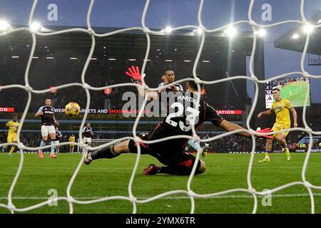 Justin Devenny de Crystal Palace (au centre) marque le deuxième but de son équipe lors du premier League match à Villa Park, Birmingham. Date de la photo : samedi 23 novembre 2024. Banque D'Images