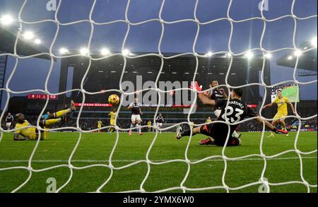 Justin Devenny de Crystal Palace (au centre) marque le deuxième but de son équipe lors du premier League match à Villa Park, Birmingham. Date de la photo : samedi 23 novembre 2024. Banque D'Images