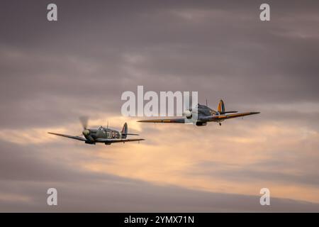 Supermarine Spitfire Mk Vc 'AR501' et Hawker Sea Hurricane Ib 'Z7015' , Old Warden Airfield, Biggleswade, Bedfordshire, Angleterre, ROYAUME-UNI Banque D'Images