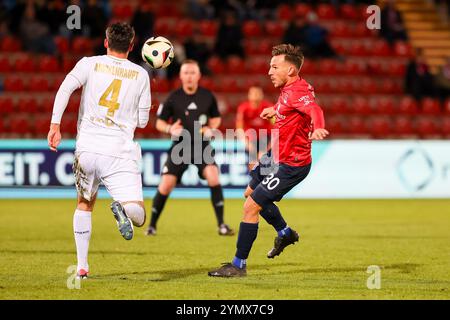 Simon Skarlatidis (SpVgg Unterhaching, 30) mit Ball, mit Sascha Mockenhaupt (SV Wehen Wiesbaden, 04), Ger, SpVgg Unterhaching v. SV Wehen Wiesbaden, Fussball, 3. Liga, 15 ans. Spieltag, saison 2024/2025, 23.11.2024, LES RÈGLEMENTS du LDF INTERDISENT TOUTE UTILISATION DE PHOTOGRAPHIES COMME SÉQUENCES D'IMAGES, Foto : Eibner-Pressefoto/Jenni Maul Banque D'Images