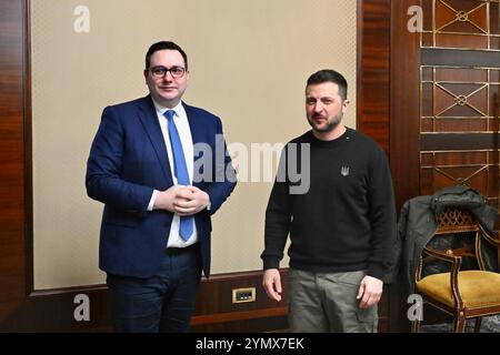 Kiev, Ukraine. 23 novembre 2024. Le ministre tchèque des Affaires étrangères Jan Lipavsky (à gauche) s’est entretenu avec le président ukrainien Volodymyr Zelenskiy en marge d’un sommet sur la sécurité alimentaire à Kiev aujourd’hui, samedi 23 novembre 2024, en mettant l’accent sur l’initiative tchèque en matière de munitions et l’approfondissement de la coopération existante. Zelenskiy a accueilli aujourd’hui le troisième sommet de l’initiative grain from Ukraine, lancée en 2022 à son instigation comme moyen de soutenir les livraisons humanitaires de grain dans certains pays et de soutenir les producteurs agricoles ukrainiens. Crédit : Adam Blazej/CTK photo/Alamy Live News Banque D'Images