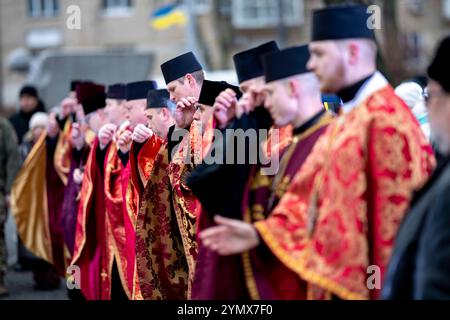 Kiev, ville de Kiev, Ukraine. 23 novembre 2024. Service de prière organisé sur le souvenir des victimes de l’Holodomor, avec la participation des hiérarchies de l’Église orthodoxe d’Ukraine et de l’Église grecque-catholique ukrainienne au Mémorial des victimes de l’Holodomor. Pendant l'Holodomor, des millions d'Ukrainiens sont morts de faim à cause d'une famine provoquée par l'homme. Le 4ème samedi de chaque novembre à 4 heures, les bougies sont allumées dans toute l'Ukraine pour se souvenir. Crédit : ZUMA Press, Inc/Alamy Live News Banque D'Images