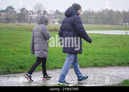 Londres, Royaume-Uni. 23 novembre 2024 les marcheurs de Wimbledon Common, au sud-ouest de Londres, brassent les conditions humides et venteuses alors que la tempête Bert frappe le Royaume-Uni. Le bureau met a placé des avertissements météorologiques pour le vent, la pluie et la neige à travers certaines parties du Royaume-Uni avec des rafales de vent atteignant 70mph crédit . Amer Ghazzal/Alamy Live News Banque D'Images