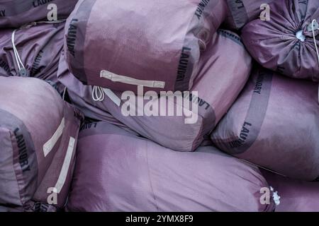 Un tas de sacs de blanchisserie industriels pour Un hôtel, un hôpital ou une université Banque D'Images