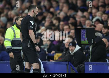 Liverpool, Royaume-Uni. 23 novembre 2024. L'arbitre Chris Kavanagh vérifie VAR pour un éventuel carton rouge lors du match de premier League Everton vs Brentford au Goodison Park, Liverpool, Royaume-Uni, 23 novembre 2024 (photo par Alfie Cosgrove/News images) à Liverpool, Royaume-Uni le 23/11/2024. (Photo par Alfie Cosgrove/News images/SIPA USA) crédit : SIPA USA/Alamy Live News Banque D'Images