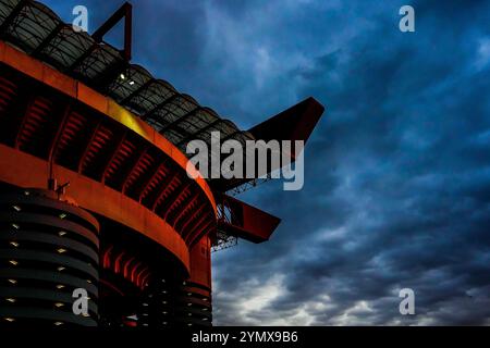 Coucher de soleil au stade San Siro avant le match de football Serie A entre Milan et la Juventus au stade San Siro à Milan, Italie du Nord - samedi 23 novembre 2024. Sport - Soccer . (Photo de Spada/Lapresse) crédit : LaPresse/Alamy Live News Banque D'Images