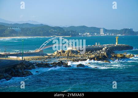 Comté de Yangyang, Corée du Sud - 3 novembre 2024 : L'observatoire du lever du soleil de Yangyang Namae, avec son arc blanc saisissant et son phare jaune, se dresse Banque D'Images