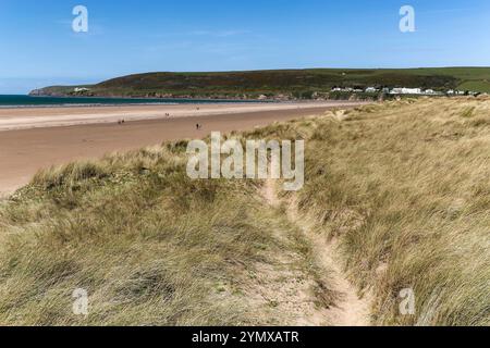 Saunton Sands : plage, sentier pédestre et dune de sable vue vers Saunton, Croyde et Baggy point depuis le sommet d'une dune de sable. Banque D'Images