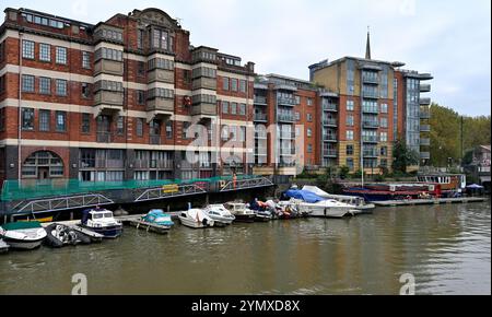 Port de Bristol avec des bateaux amarrés le long de Redcliff Quay par l'entrepôt WCA maintenant converti en appartements, Royaume-Uni. Corde de nettoyage de vitres pour le travail Banque D'Images