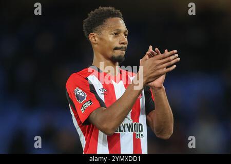 Ethan Pinnock de Brentford applaudit les fans itinérants après le match de premier League Everton vs Brentford au Goodison Park, Liverpool, Royaume-Uni, 23 novembre 2024 (photo par Alfie Cosgrove/News images) Banque D'Images