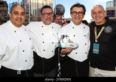 22 novembre 2024 : (de gauche à droite) les chefs Michael Mina et Yannick Alleno posent pour une photo lors de l'ouverture du Bellagio Fountain Club à Las Vegas, Nevada. Christopher Trim/CSM. Banque D'Images