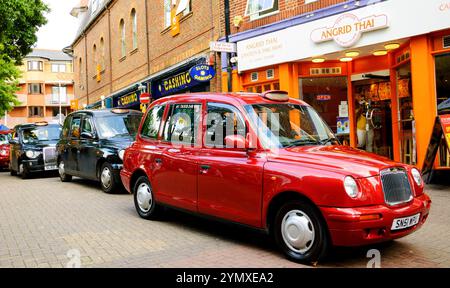 OXFORD, Royaume-Uni - 23 AOÛT 2017 : les voitures de taxi attendent les clients à la station de taxi dans le centre-ville. Banque D'Images