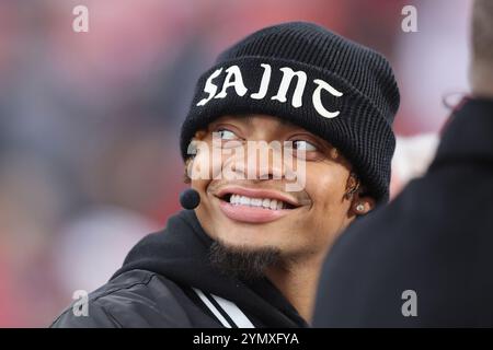 Columbus, États-Unis. 23 novembre 2024. Ancien quarterback des Buckeys de l'Ohio et actuel quarterback des Steelers de Pittsburgh, Justin Fields revient sur la foule lors de son apparition sur le plateau du College Game Day avant le match des Buckeyes contre les Hoossiers de l'Indiana à Columbus, Ohio, le samedi 23 novembre 2024. Photo de Aaron Josefczyk/UPI crédit : UPI/Alamy Live News Banque D'Images