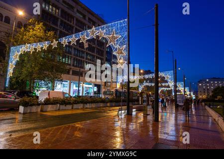 Athènes, Grèce - 26 novembre 2021 : voitures dans la circulation la nuit dans le centre d'Athènes, la capitale de la Grèce. Banque D'Images