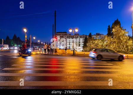 Athènes, Grèce - 26 novembre 2021 : voitures dans la circulation la nuit dans le centre d'Athènes, la capitale de la Grèce. Banque D'Images