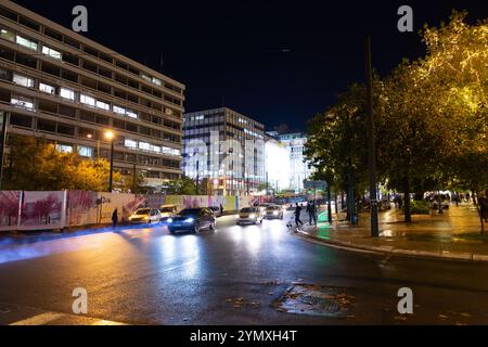 Athènes, Grèce - 26 novembre 2021 : voitures dans la circulation la nuit dans le centre d'Athènes, la capitale de la Grèce. Banque D'Images