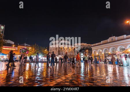 Athènes, Grèce - 26 novembre 2021 : Monastiraki est un quartier de marché aux puces dans la vieille ville d'Athènes, et est l'un des principaux quartiers commerçants de A. Banque D'Images