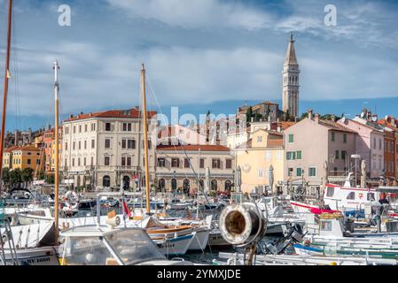 Belle aube avec Rovinj vieille ville, région d'Istrie, Croatie, Europe Banque D'Images