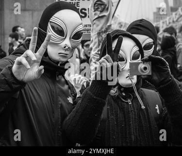 Les extraterrestres font des signes de paix et prennent des photos à Londres. Banque D'Images