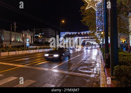 Athènes, Grèce - 26 novembre 2021 : voitures dans la circulation la nuit dans le centre d'Athènes, la capitale de la Grèce. Banque D'Images