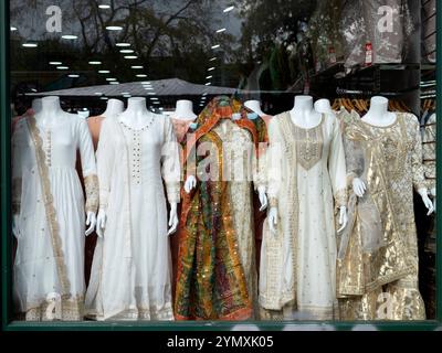 Robes indiennes asiatiques à vendre dans le magasin de vêtements femmes dames sur Whitechapel Road dans l'est de Londres E1 Angleterre Royaume-Uni Grande-Bretagne 2024 KATHY DEWITT Banque D'Images