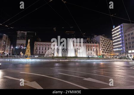 Athènes, Grèce - 26 novembre 2021 : la place Omonoia ou place Concord est une place centrale d'Athènes. Formant le centre d'Omonoia. Banque D'Images