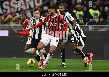 Ruben Loftus-Cheekof A.C. Milan et Khephren Thuram de Juventus FC en action lors de la 13e journée du Championnat de Serie A entre A.C. Milan et Juventus FC au stade San Siro le 21 octobre 2024 à Milan, Italie. Banque D'Images