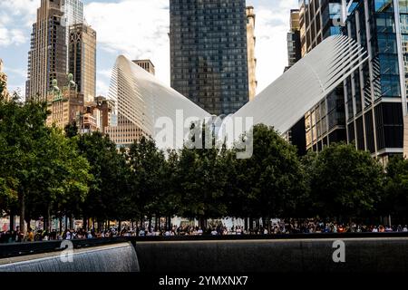 Oculus Transportation Center et Memorial Pool sur le site du 9-ll Memorial, conçu par Santiago Calatrava, New York City, NY, États-Unis Banque D'Images