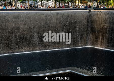 Chute d'eau dans le WTC Footprint Memorial Pools « Reflecting absence » au National September 11 Memorial, Lower Manhattan, New York Banque D'Images