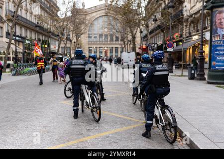 Paris, France. 23 novembre 2024. Cette photographie montre des policiers de la police municipale de Paris à vélo lors d’une manifestation pour condamner la violence à l’égard des femmes, convoquée par des organisations féministes deux jours avant la journée internationale pour l’élimination de la violence à l’égard des femmes, à Paris, le 23 novembre 2024. Photo de Alexis Jumeau/ABACAPRESS. COM Credit : Abaca Press/Alamy Live News Banque D'Images