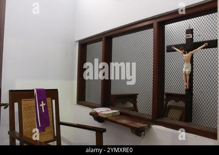 La cabine de confession dans une église catholique, salle privée habituellement utilisée pour les rencontres individuelles entre la congrégation et leurs chefs religieux. Banque D'Images