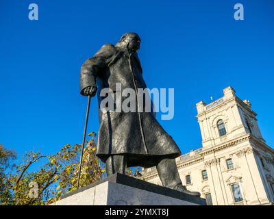 Statue en bronze de Sir Winston Churchill sur Parliament Square Garden, Westminster, Londres, Royaume-Uni Banque D'Images