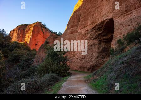 Las Médulas, la Cuevona, Monument-zone archéologique de Las Médulas, exploitation minière à ciel ouvert de l'ancien Empire romain, Communauté autonome de Castille et Banque D'Images