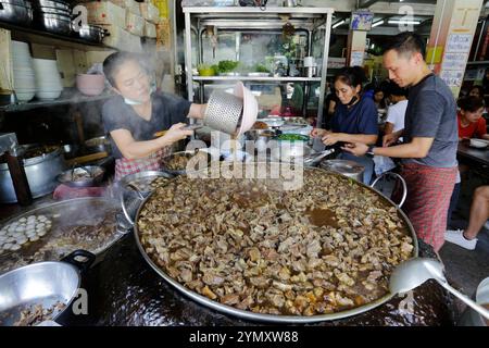 Bangkok, Thaïlande - 27 juin 2023 : une casserole géante pleine de viande de bœuf et de chèvre en ragoût est vue dans le restaurant Wattana Panich. Banque D'Images