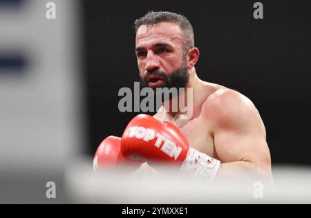 Heidelberg, Allemagne. 23 novembre 2024. Boxe, super léger : Hoffmann d'Allemagne contre Kayabasi d'Allemagne. Attila Kayabasi en action. Crédit : Marijan Murat/dpa/Alamy Live News Banque D'Images