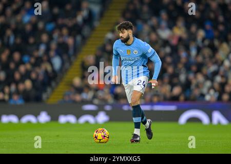 Stade Etihad, Manchester, Royaume-Uni. 23 novembre 2024. Premier League Football, Manchester City contre Tottenham Hotspur ; Josko Gvardiol de Manchester City cherche à passer le ballon devant crédit : action plus Sports/Alamy Live News Banque D'Images