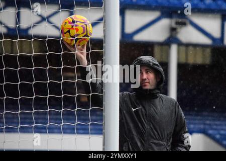 Liverpool, Royaume-Uni. 23 novembre 2024. L'arbitre Chris Kavanagh vérifie la technologie de la ligne de but avant le match Everton FC contre Brentford FC English premier League à Goodison Park, Liverpool, Angleterre, Royaume-Uni le 23 novembre 2024 Credit : Every second Media/Alamy Live News Banque D'Images