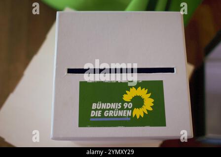 Wahlkreisversammlung Bündnis90/Die Grünen in Harrislee Weiße Wahlkiste mit Aufdruck Bündnis 90 / DIE Grünen. Aufnahme vom 23.11.2024, Harrislee, Kreis Schleswig-Flensburg *** Assemblée de circonscription Bündnis90 Die Grünen in Harrislee boîte électorale blanche avec inscription Bündnis 90 DIE Grünen photo prise le 23 11 2024, Harrislee, Schleswig Flensburg district Banque D'Images