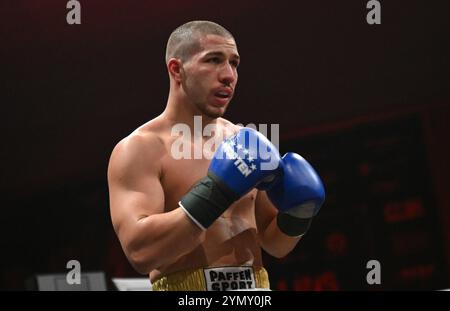 Heidelberg, Allemagne. 23 novembre 2024. Boxe, poids lourd léger : Younis d'Allemagne contre Kajda de Pologne. Amin Younis (l) en action. Crédit : Marijan Murat/dpa/Alamy Live News Banque D'Images