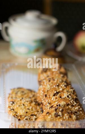 Biscuits festifs à l'avoine avec du sésame sur fond blanc Banque D'Images