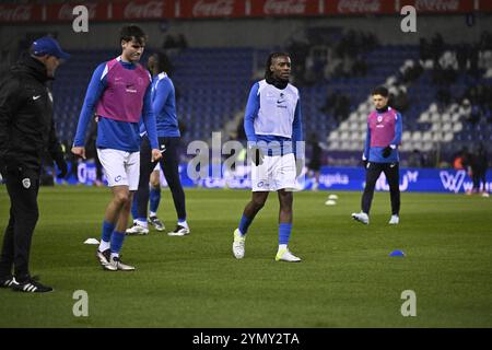 Genk, Belgique. 23 novembre 2024. Joris Kayembe de Genk photographié avant un match de football entre le KRC Genk et le Sporting Charleroi, samedi 23 novembre 2024 à Genk, le jour 15 de la saison 2024-2025 de la première division du championnat belge 'Jupiler Pro League'. BELGA PHOTO JOHAN Eyckens crédit : Belga News Agency/Alamy Live News Banque D'Images