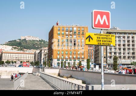 Naples Napoli Italie, passage souterrain, métro Naples, Metropolitana di Napoli, entrée de la gare, signe M, transports en commun, via Depretis, via San Banque D'Images