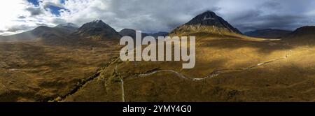 Lumière du matin, humeur nuageuse, rayons de soleil, amarre, paysage de montagne, vue aérienne, route, automne, panorama, Glen Etive Road, vue de Buachaille Etive Mor, G. Banque D'Images