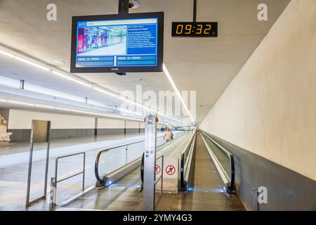 Naples Napoli Italie, passage souterrain, métro Naples, Metropolitana di Napoli, entrée de la gare, passerelle automatique, convoyeur de style escalator, pedest Banque D'Images