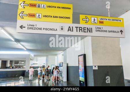 Naples Napoli Italie, passage souterrain, métro Naples, Metropolitana di Napoli, entrée de la station, signalisation du métro, panneaux directionnels, directions du train, Banque D'Images